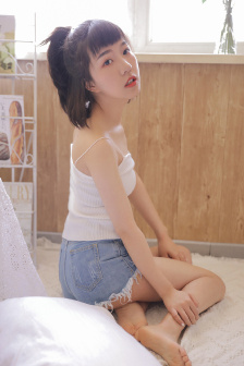 抓住胸前跳动两只兔子